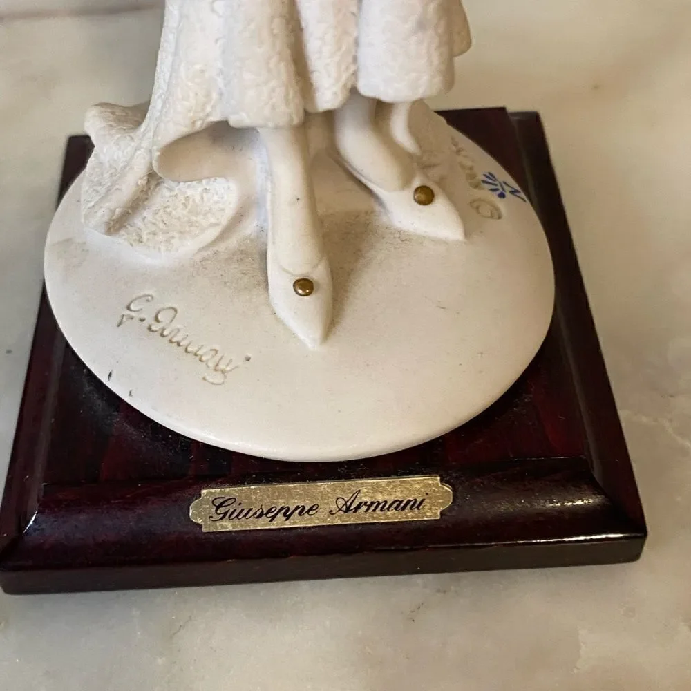 Capodimonte Giuseppe Armani Florence Italy “lady with flowers “ porcelain figure - Picture 12 of 14